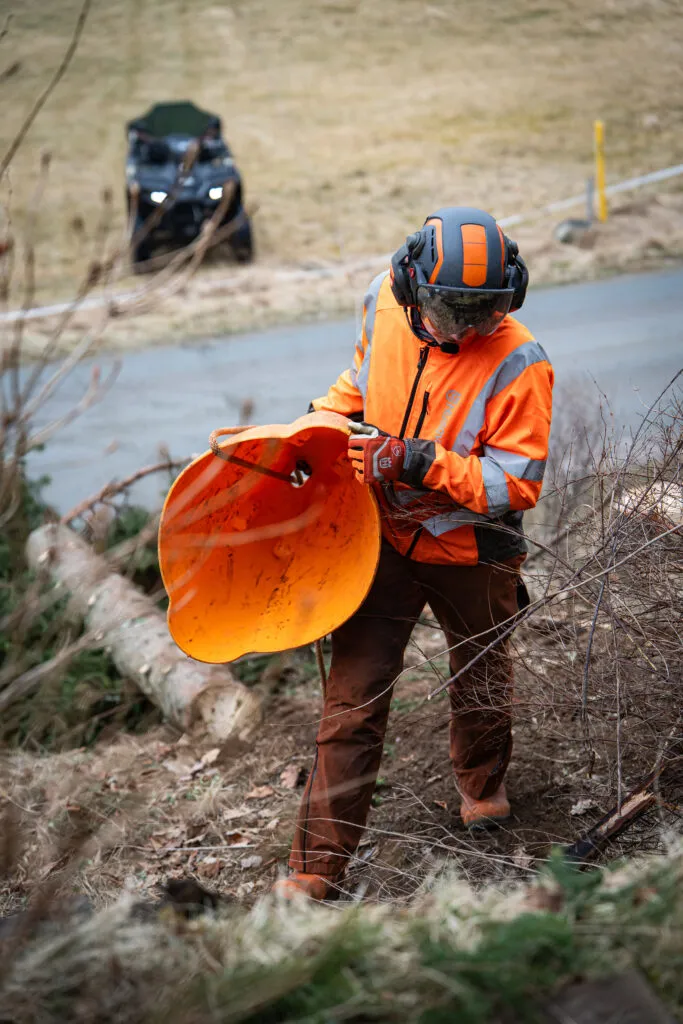Häckklippning i Alingsås i arbete